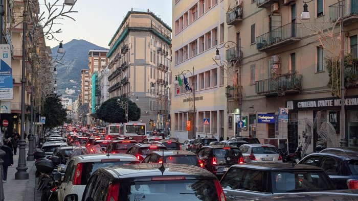 ultima domenica dell anno pienone a salerno ma e caos per la viabilita