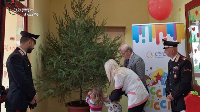 i carabinieri addobbano l albero di natale insieme ai bambini dell asilo nido