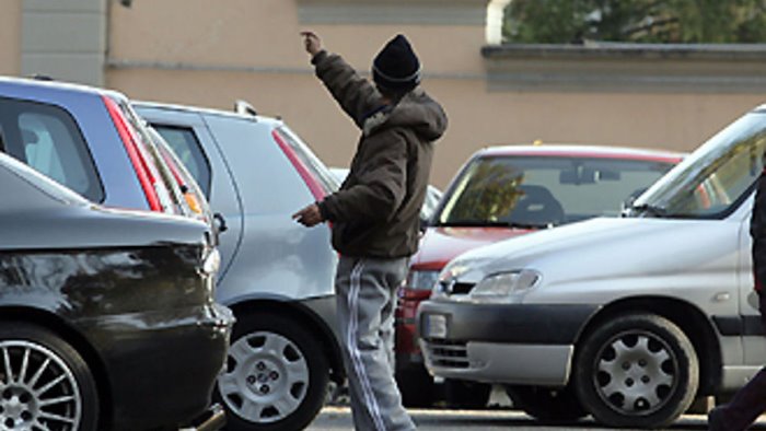 parcheggiatori abusivi a salerno csa chiede l intervento de prefetto