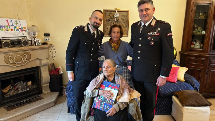 carabinieri consegnato calendario dell arma a nonna laurina per i suoi 114 anni