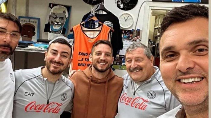 mertens torna a castel volturno selfie con i magazzinieri