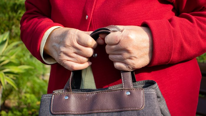 sta rientrando a casa anziana aggredita alle spalle e scippata della borsa