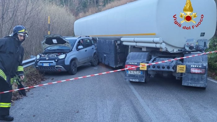 montesano sulla marcellana scontro tra tre veicoli furgone precipita nel vuoto