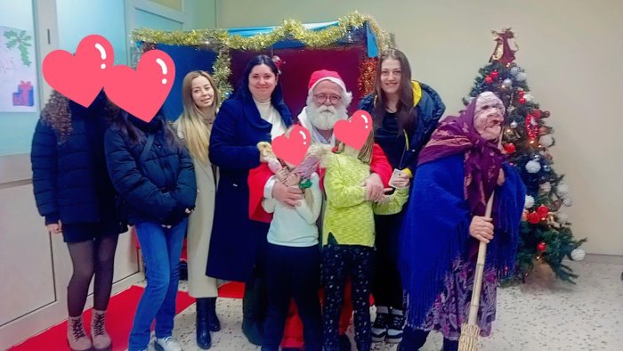 ariano panacea selfie e doni per i bambini con babbo natale e la befana