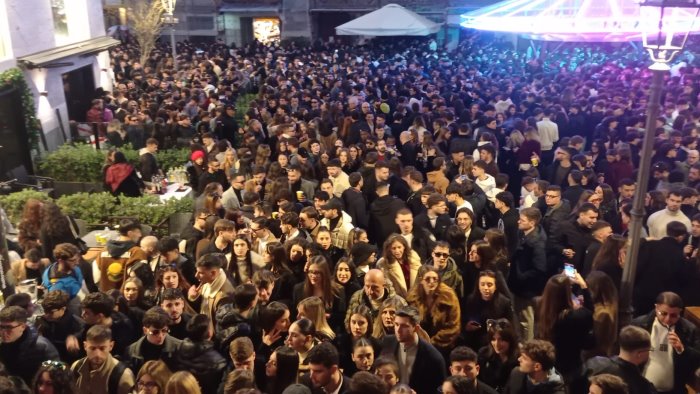 pienone in strada a salerno per il tradizionale struscio