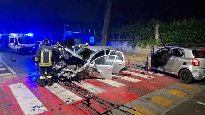 violento scontro tra tre auto a benevento sei feriti e veicoli distrutti foto