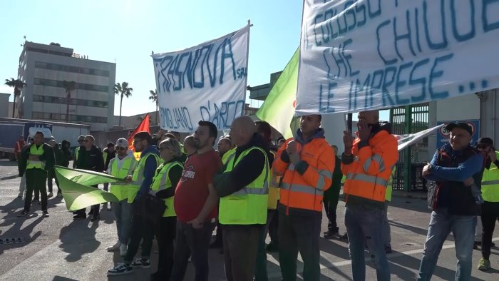 blocco dei lavoratori nuovo stop per lo stabilimento stellantis di pomigliano