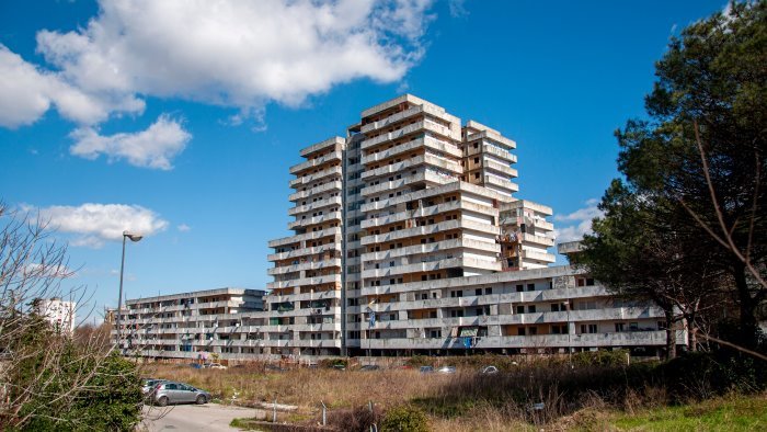 scampia via allo sgombero delle famiglie dalla vela gialla