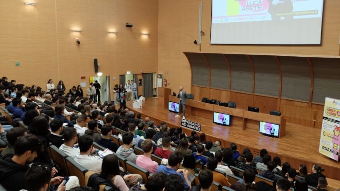 luca abete conclude il suo tour universitario impariamo ad amarci