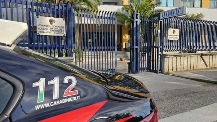 ruba nell abitazione che lo ospita i carabinieri rintracciano 18enne