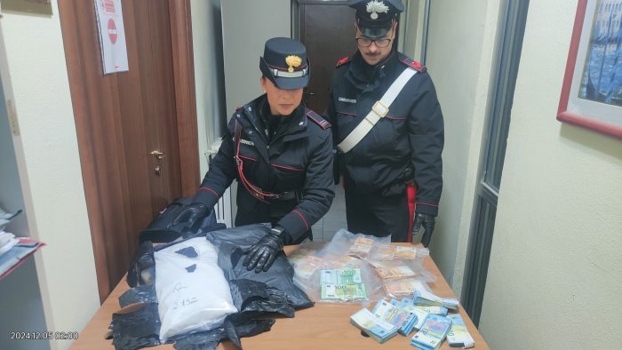 cocaina nel doppiofondo della valigia tre arresti dei carabinieri