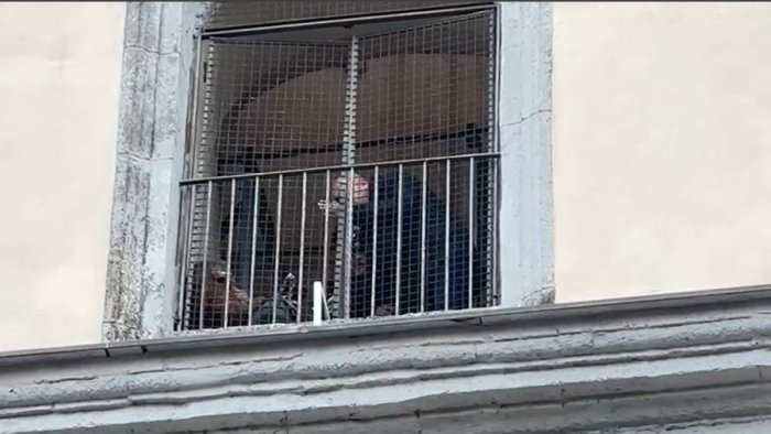 sant agata riesplode protesta per ospedale donna si incatena sul campanile