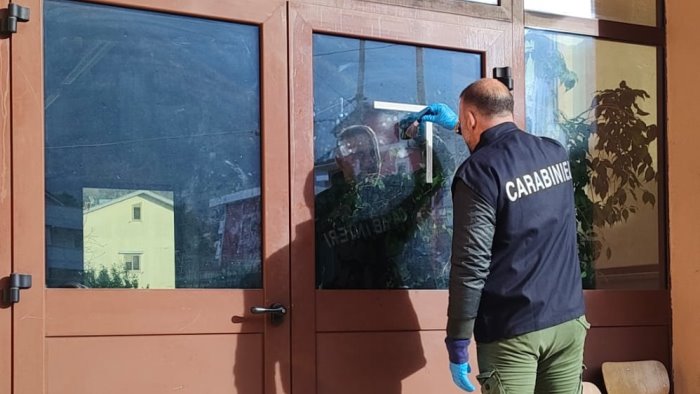 la banda delle scuole torna in azione rubati i computer del guarini a solofra