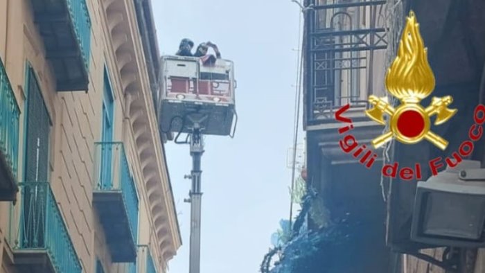 caduta calcinacci in via mercanti a salerno in azione i vigili del fuoco