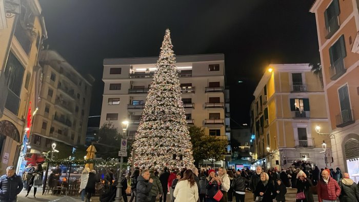 salerno luci sul maxi albero di natale bagno di folla per l accensione