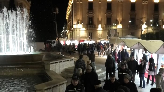 avellino in piazza della liberta luci e colori con il christmas village