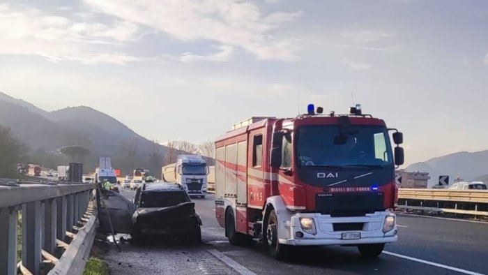 auto in fiamme sull a30 nei pressi dello svincolo di mercato san severino