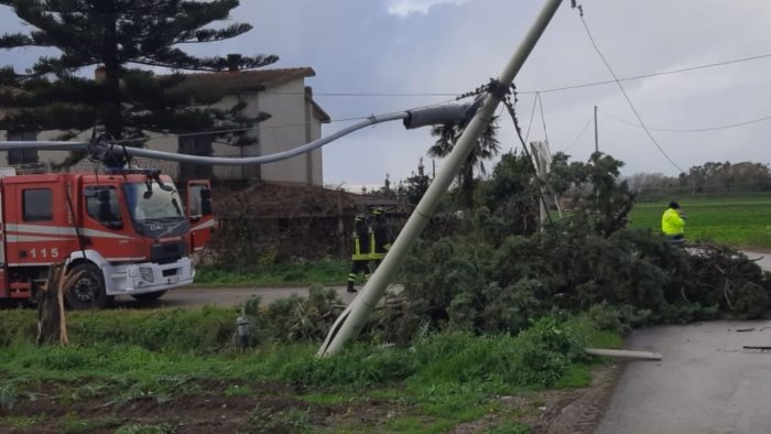 capaccio raffiche di vento sradicano pali paura e disagi alla viabilita