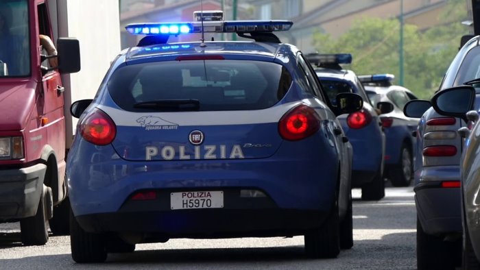 aggressione in strada al parlamentare borrelli a napoli arrestato un 26enne