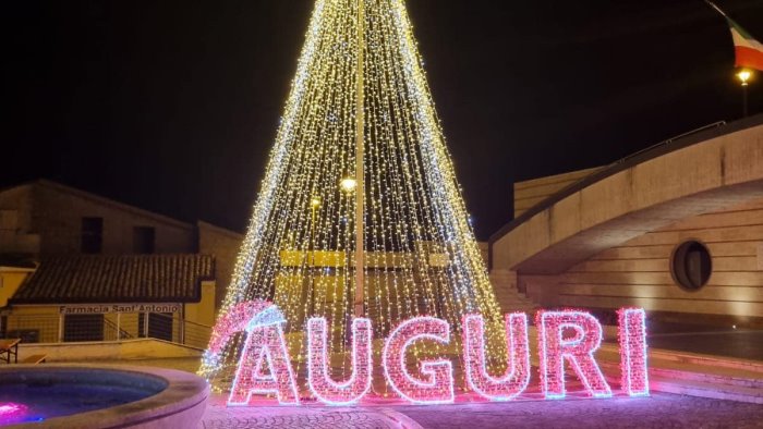 paupisi successo ed emozioni all accensione dell albero di natale