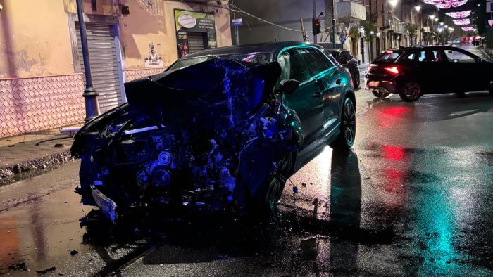 pontecagnano violento schianto nella notte tre persone finiscono in ospedale