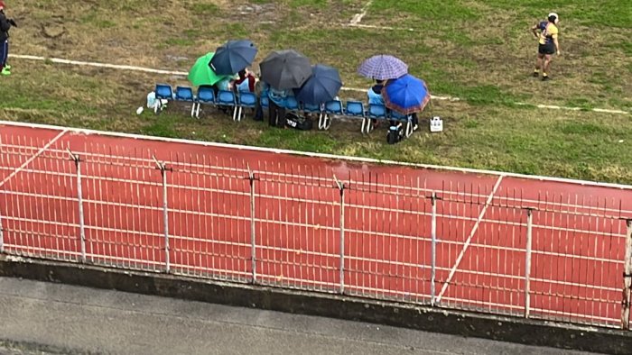 figuraccia al vestuti squadre di rugby in panchina con gli ombrelli