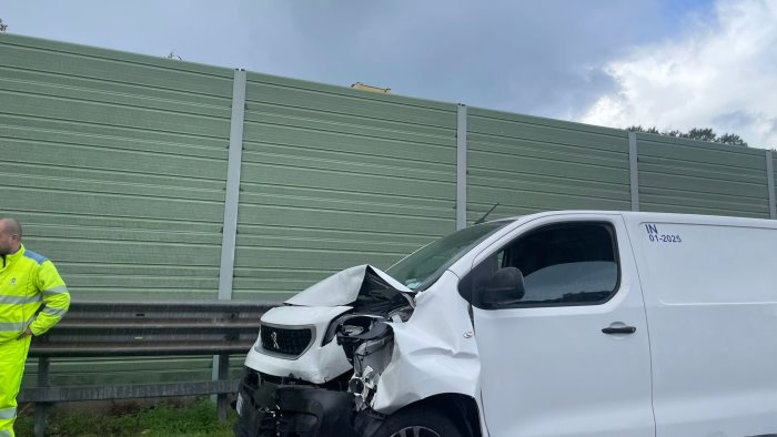 incidente in tangenziale a salerno traffico in tilt e lunghe code di auto