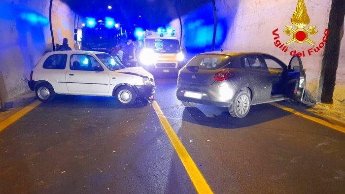 raccordo av sa ancora un incidente sotto la galleria del monte pergola