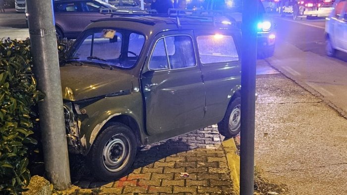 incidente stradale ad ariano fiat 500 giardiniera finisce contro un palo