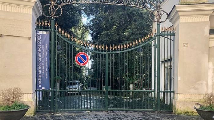 villa floridiana chiusa da 50 giorni il ministero tace