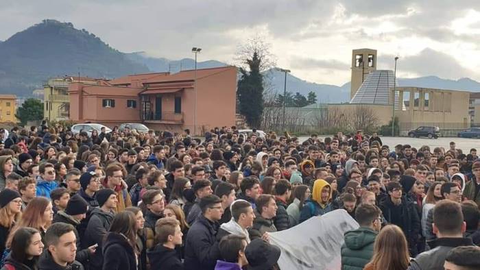 topi a scuola in protesta gli studenti del genoino di cava