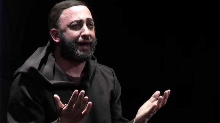 il giovane padre pio incanta il pubblico a teatro video