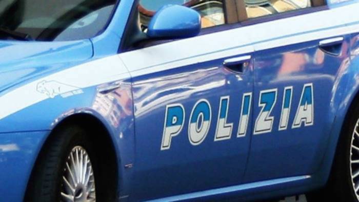 insegue l ex fidanzata e le ruba il cellulare arrestato