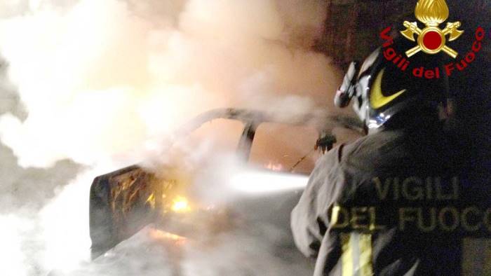 auto di una donna in fiamme nella notte a pannarano