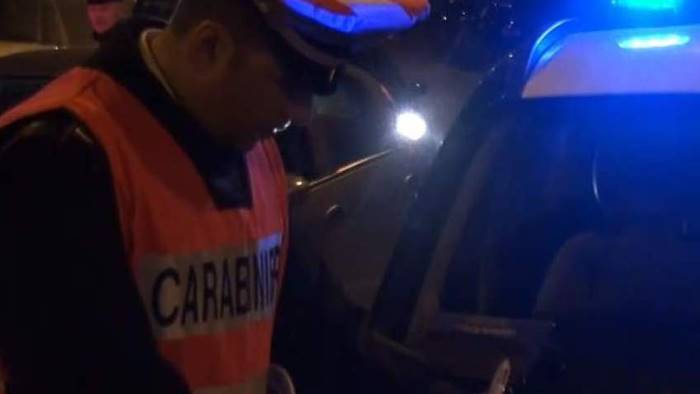 non si ferma all alt e tenta la fuga 57enne arrestato