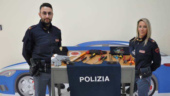 due rumeni con arnesi per lo scasso denuncia e foglio di via