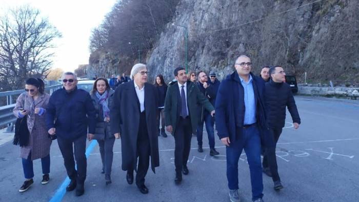 vittorio sgarbi in visita a montevergine foto