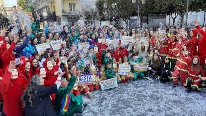 cartelloni pro gender esposti da bambini al carnevale nocerino