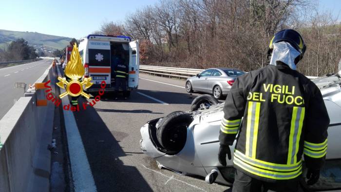 auto si ribalta in a16 paura per una famiglia con due bimbi