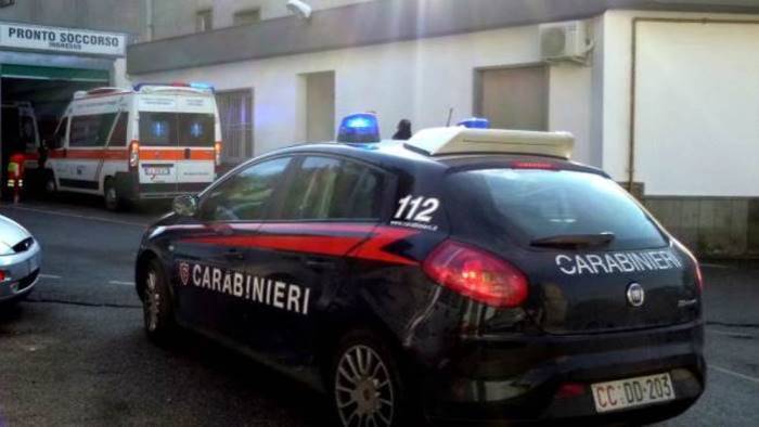 va in escandescenza al pronto soccorso 40enne in tso