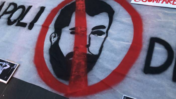 salvini a napoli tra polizia e striscioni