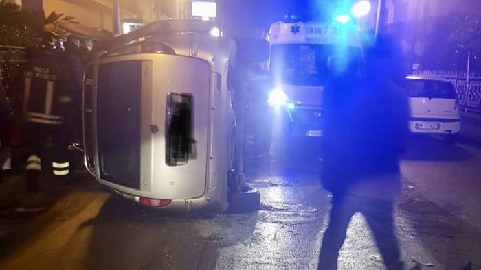 paura a mercato san severino auto si ribalta in un incidente