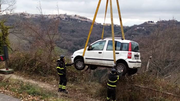 auto sbanda e si ribalta in un burrone ferito architetto