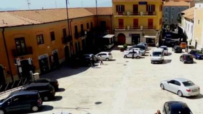 ruba un auto in piazza per andare al mercato e viene arrestata