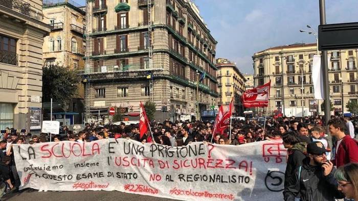 studenti in piazza oggi a napoli per l edilizia scolastica