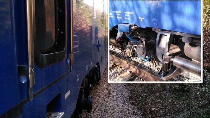 carrello esce da binari paura sul treno napoli benevento