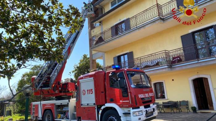 canna fumaria e auto in fiamme doppio intervento dei vigili