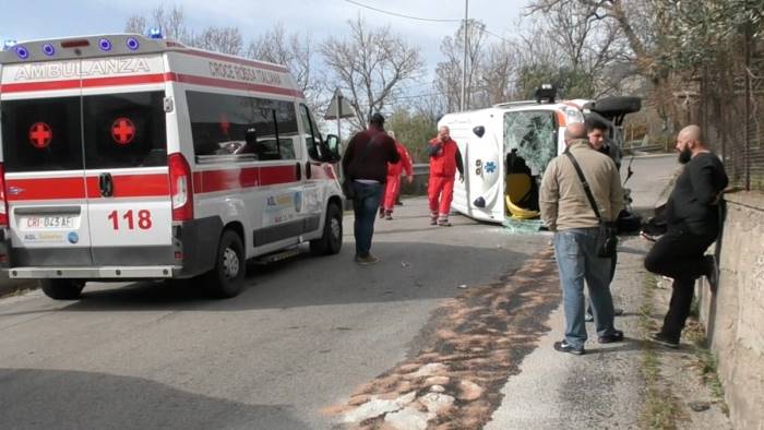 si ribalta ambulanza paura e tre feriti a capaccio paestum