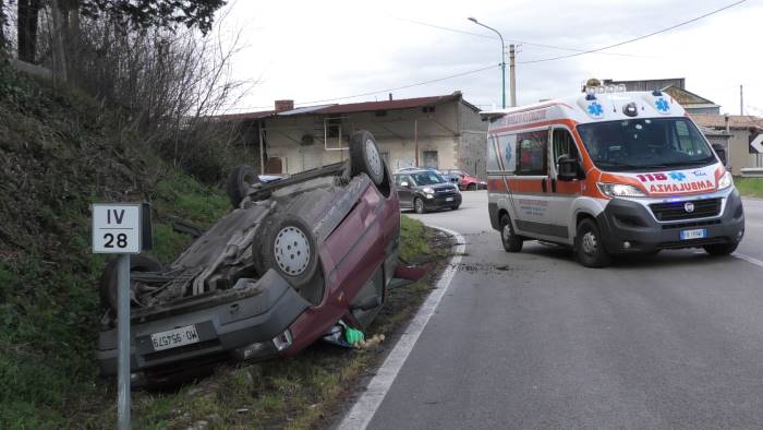 esce fuori strada in curva e si ribalta 88enne in ospedale