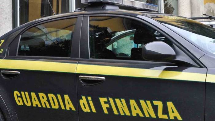 caricava su un camion sigarette di contrabbando arrestato